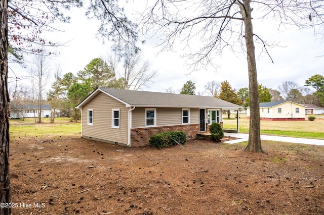 ranch-style home with crawl space and brick siding