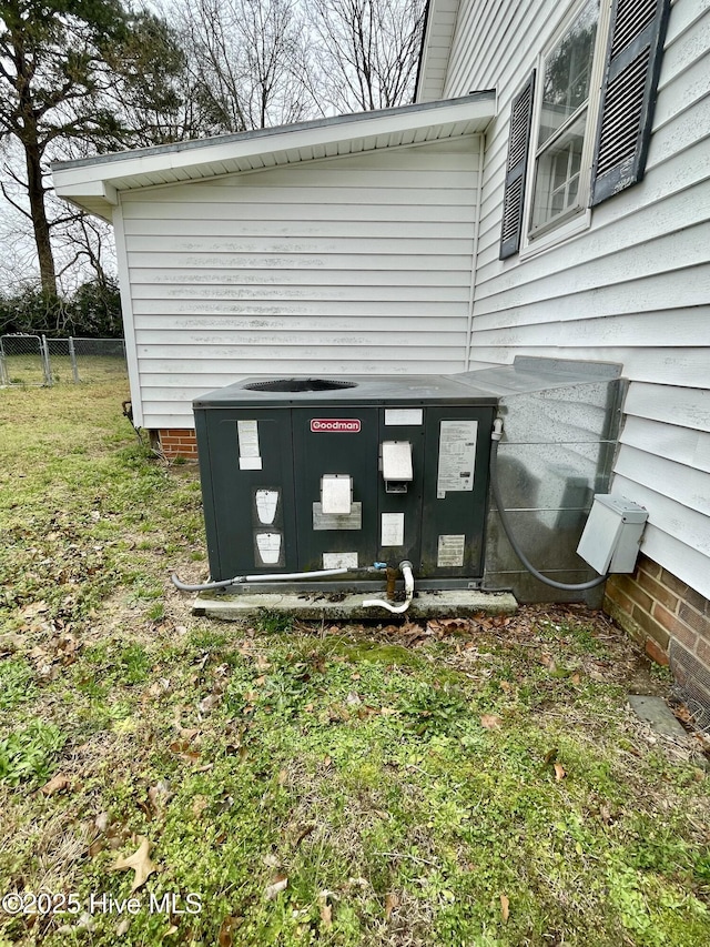 details with fence, central AC, and crawl space