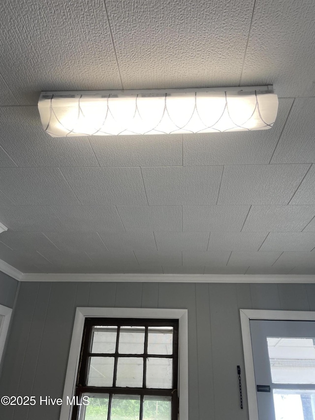 interior details with crown molding