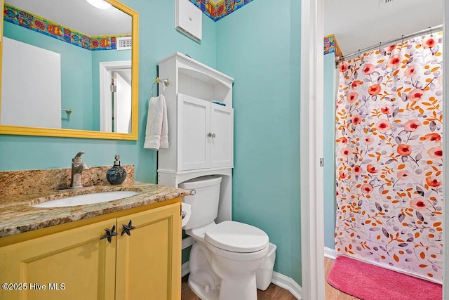 full bath with visible vents, baseboards, toilet, a shower with shower curtain, and vanity