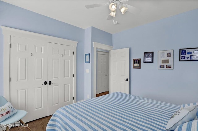 bedroom featuring dark wood-style floors, a ceiling fan, and a closet