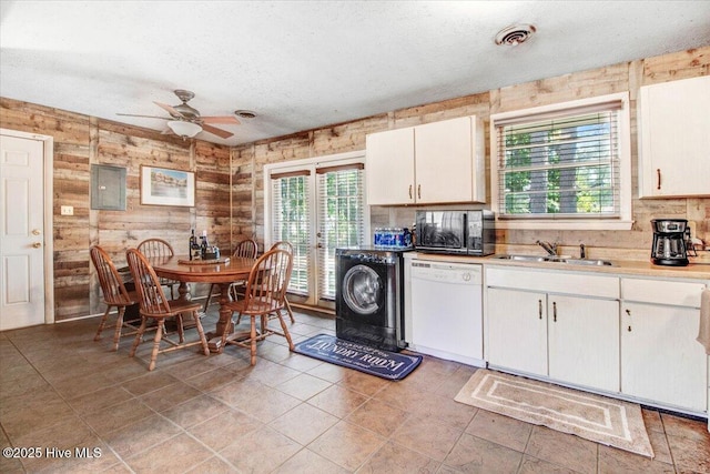 kitchen featuring a ceiling fan, visible vents, washer / dryer, a sink, and dishwasher