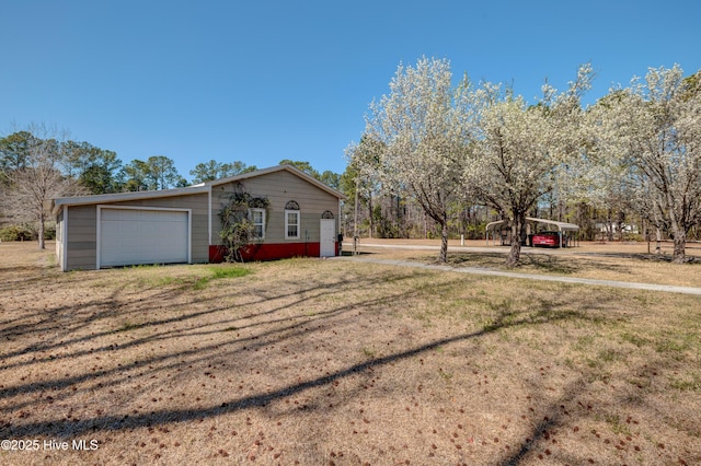 view of front facade featuring a detached garage and a front yard