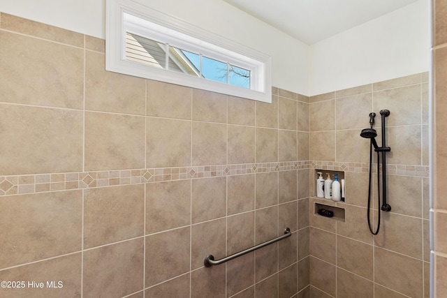 full bathroom featuring a tile shower