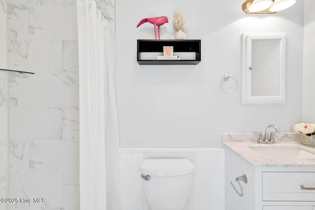 bathroom with a shower with curtain, toilet, and vanity