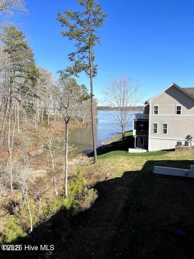 view of yard featuring a water view