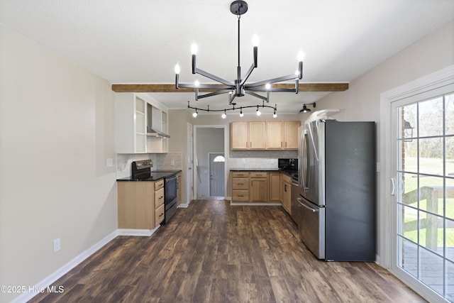 kitchen featuring light brown cabinetry, dark wood finished floors, stainless steel appliances, an inviting chandelier, and decorative backsplash