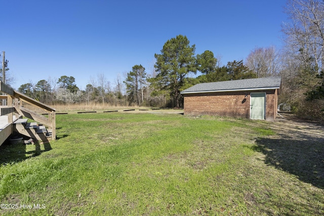 view of yard with an outbuilding