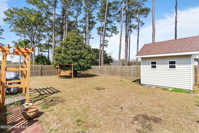 view of yard with an outdoor structure, a storage unit, and a fenced backyard