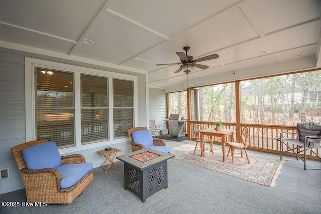 sunroom with ceiling fan