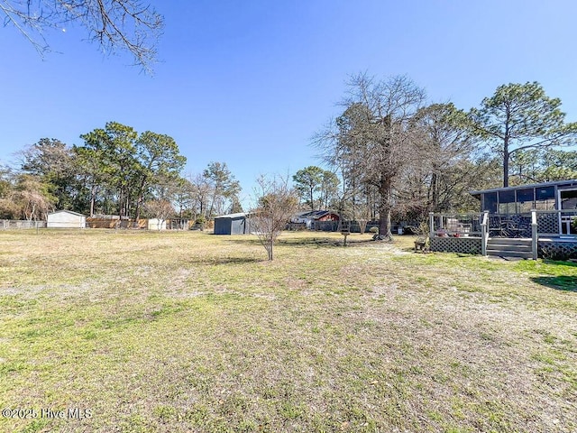 view of yard featuring an outdoor structure