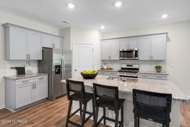 kitchen featuring visible vents, gray cabinets, stainless steel appliances, and dark wood-style flooring