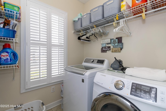 laundry room with laundry area, baseboards, and independent washer and dryer