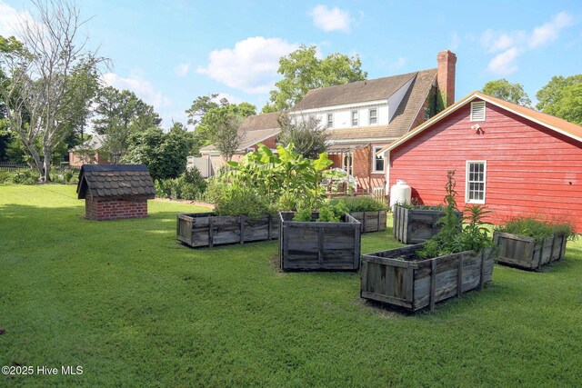 661 Main St, Swansboro, NC 28584 - view of green lawn with a garden