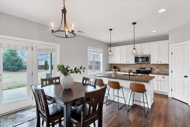 dining space featuring recessed lighting, visible vents, a chandelier, and dark wood-style flooring
