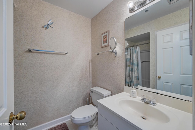 full bath featuring a shower with shower curtain, toilet, vanity, and baseboards