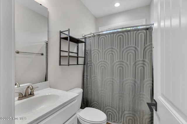 full bath with toilet, curtained shower, and vanity