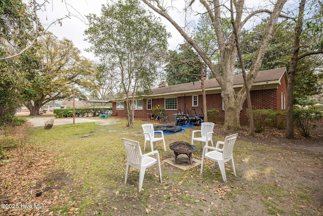 view of yard featuring a fire pit