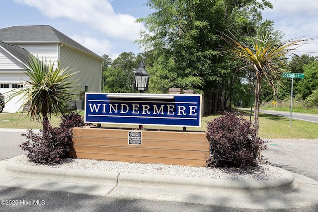 view of community / neighborhood sign