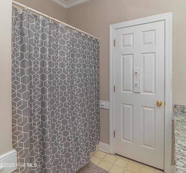 full bath featuring crown molding and a shower with curtain