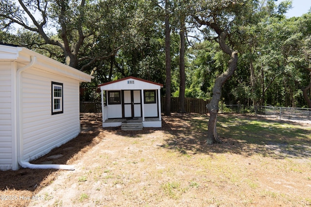 view of yard featuring a fenced backyard, an outdoor structure, and a shed