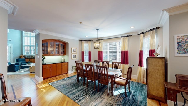 dining room with recessed lighting, light wood-style flooring, baseboards, and ornamental molding