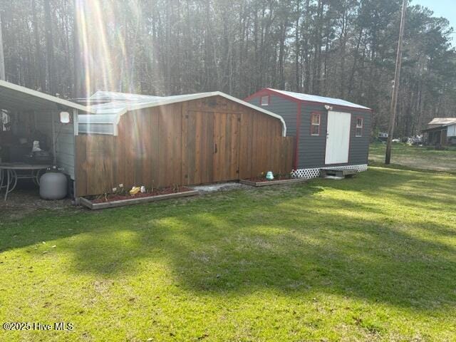 view of yard featuring an outbuilding and a storage shed