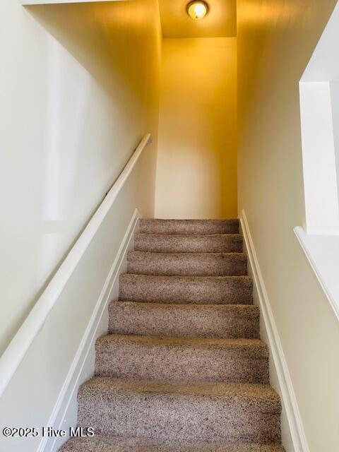 305 Comanche Trl, Havelock, NC 28532 - view of staircase