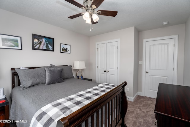 bedroom with a textured ceiling, a closet, carpet flooring, and a ceiling fan