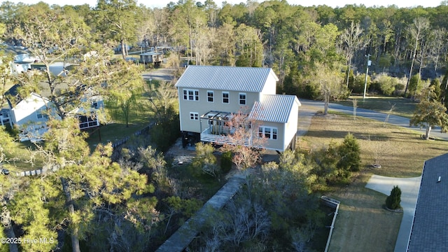 birds eye view of property featuring a forest view
