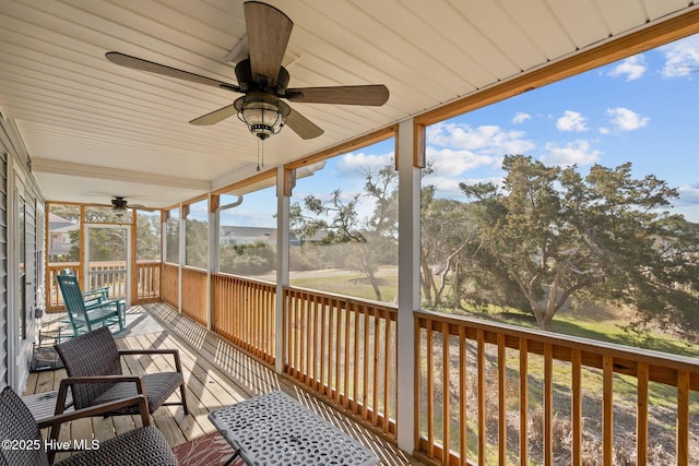 sunroom with ceiling fan