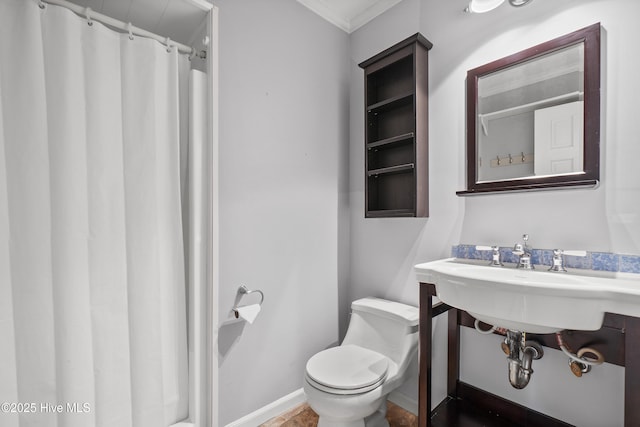 full bathroom with a shower with curtain, toilet, and baseboards