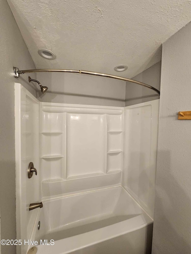 106 Hunters Trl E, Elizabeth City, NC 27909 - bathroom featuring a textured wall, washtub / shower combination, and a textured ceiling