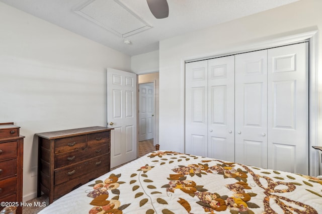 bedroom featuring ceiling fan, baseboards, and a closet