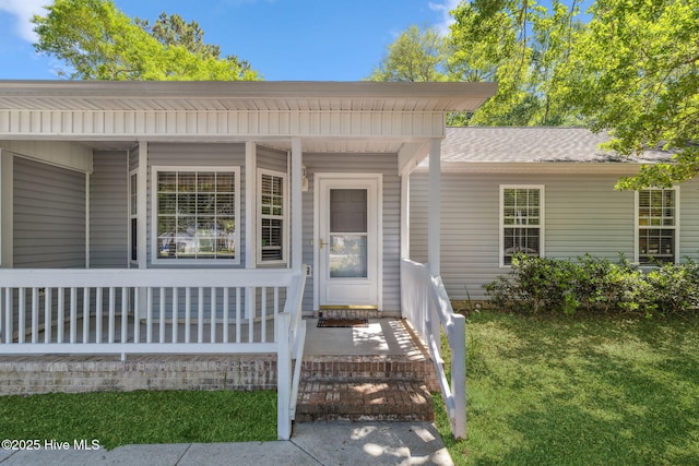 view of front of home featuring a porch and a front lawn