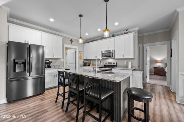 442 Crows Nest Ln, Sneads Ferry, NC 28460 - kitchen with appliances with stainless steel finishes, a sink, crown molding, white cabinetry, and a kitchen breakfast bar