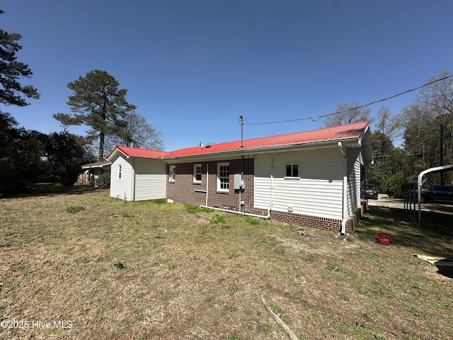 view of front of property featuring a front lawn and metal roof