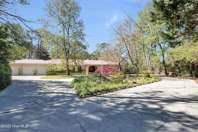 view of front facade with driveway, stucco siding, and an attached garage