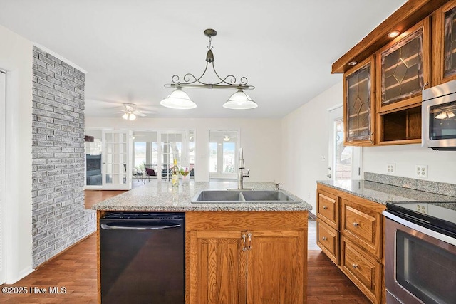 kitchen featuring a sink, a ceiling fan, dark wood-type flooring, and stainless steel appliances