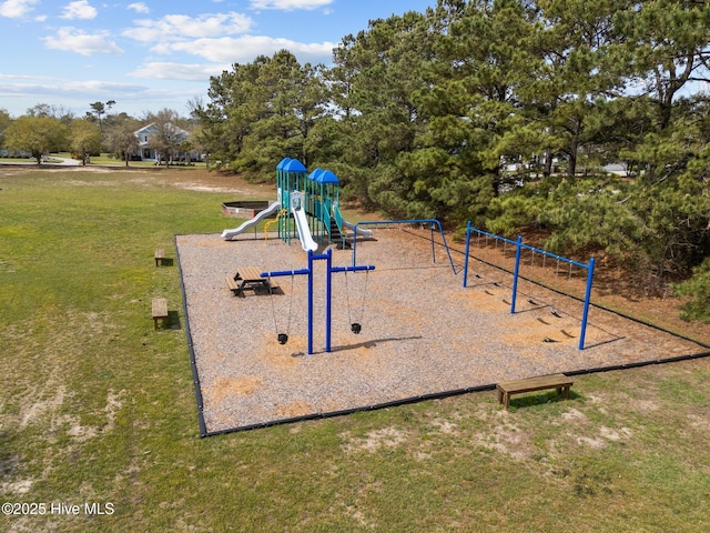 114 Sundance Cir, Hampstead, NC 28443 - surrounding community featuring a lawn