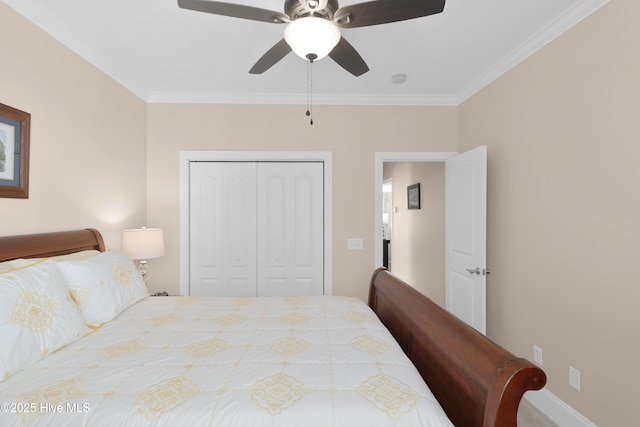 bedroom with a closet, ornamental molding, and a ceiling fan