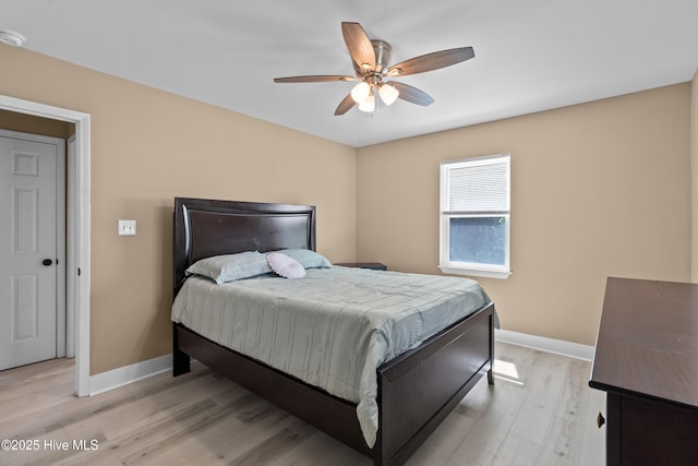 bedroom featuring light wood-style floors, baseboards, and ceiling fan