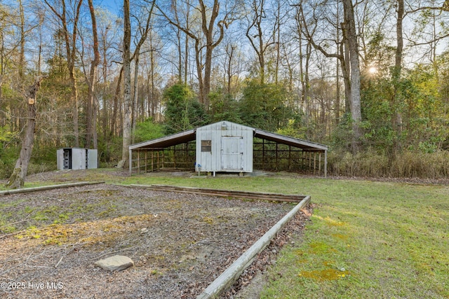 view of yard with a detached carport
