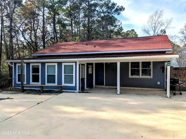 view of front of property with a shingled roof