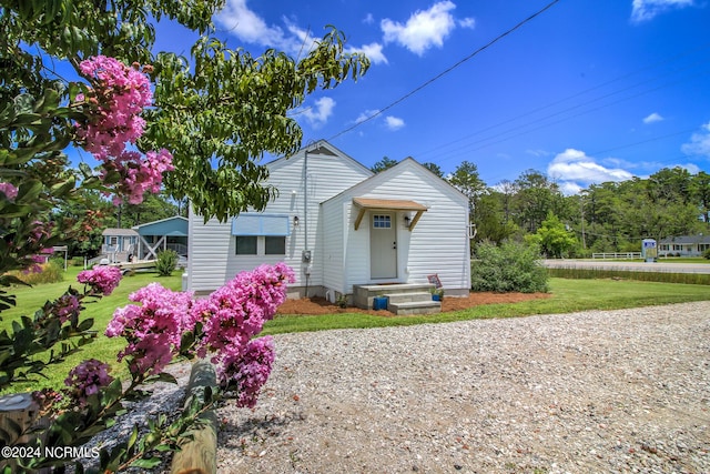 view of front of property with a front yard