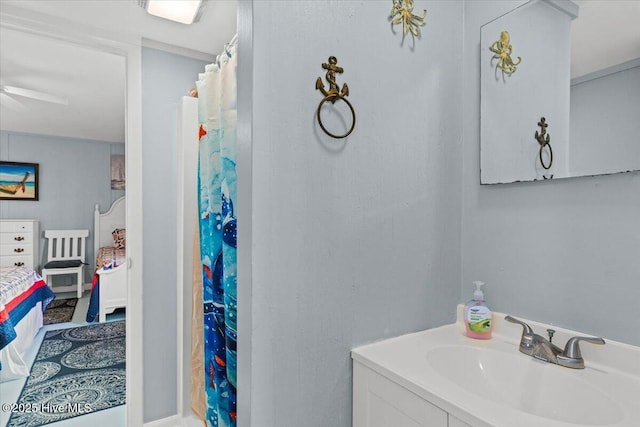 full bath featuring a sink, ceiling fan, and a shower with shower curtain