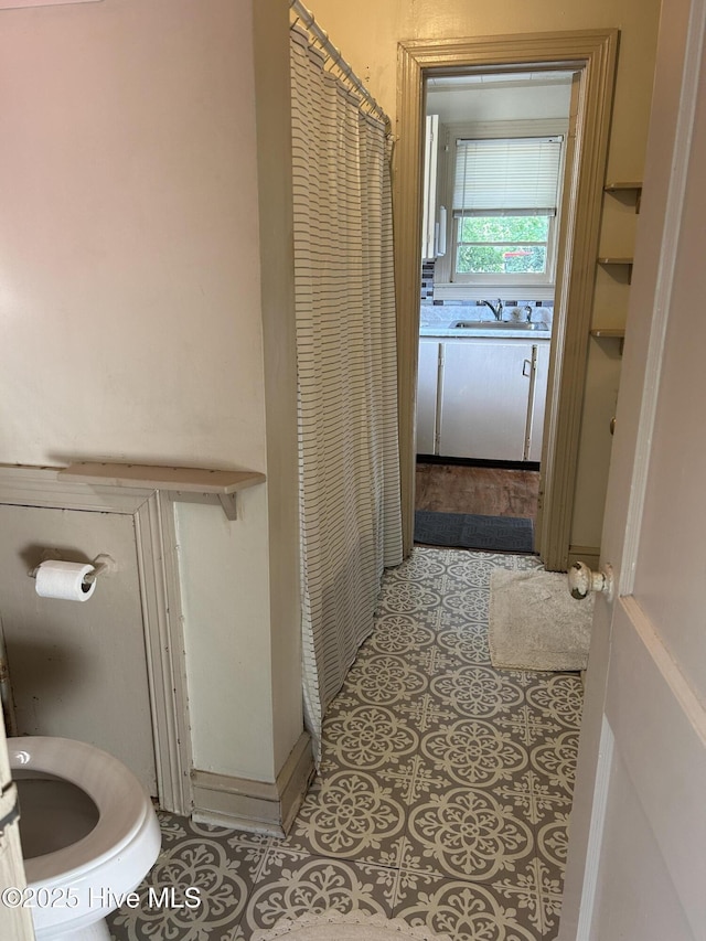 500 Rowan Rd, Clinton, NC 28328 - bathroom with a sink, toilet, and curtained shower