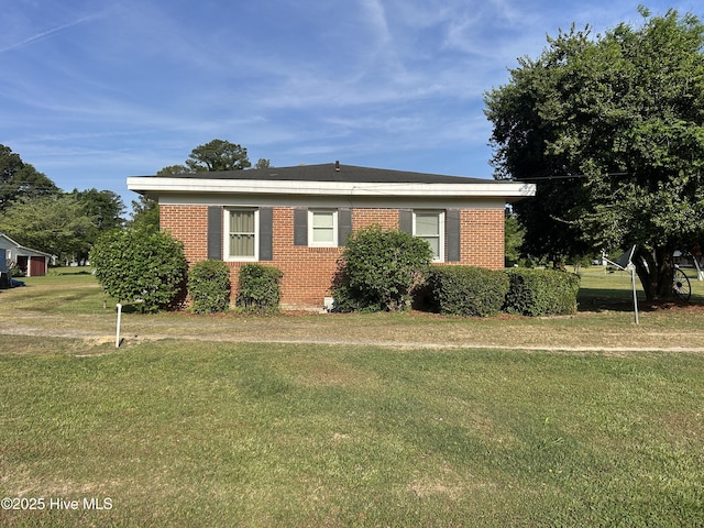 500 Rowan Rd, Clinton, NC 28328 - view of front of house featuring brick siding and a front lawn
