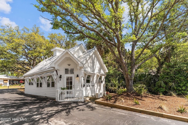 view of front of property featuring aphalt driveway