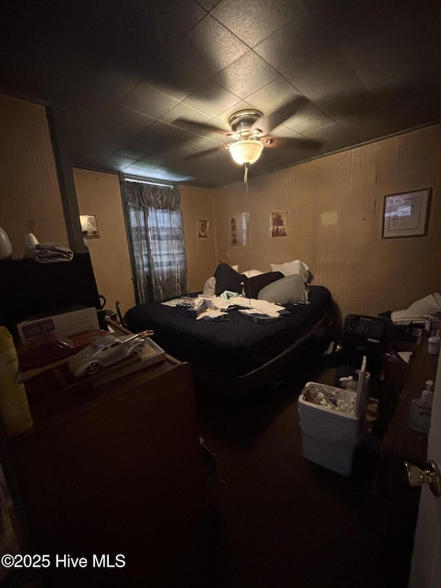 bedroom featuring ceiling fan